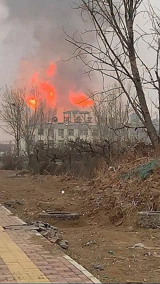2022年錳砂濾料廠家石家莊一化工廠突發大火,現場不斷傳出爆炸聲!